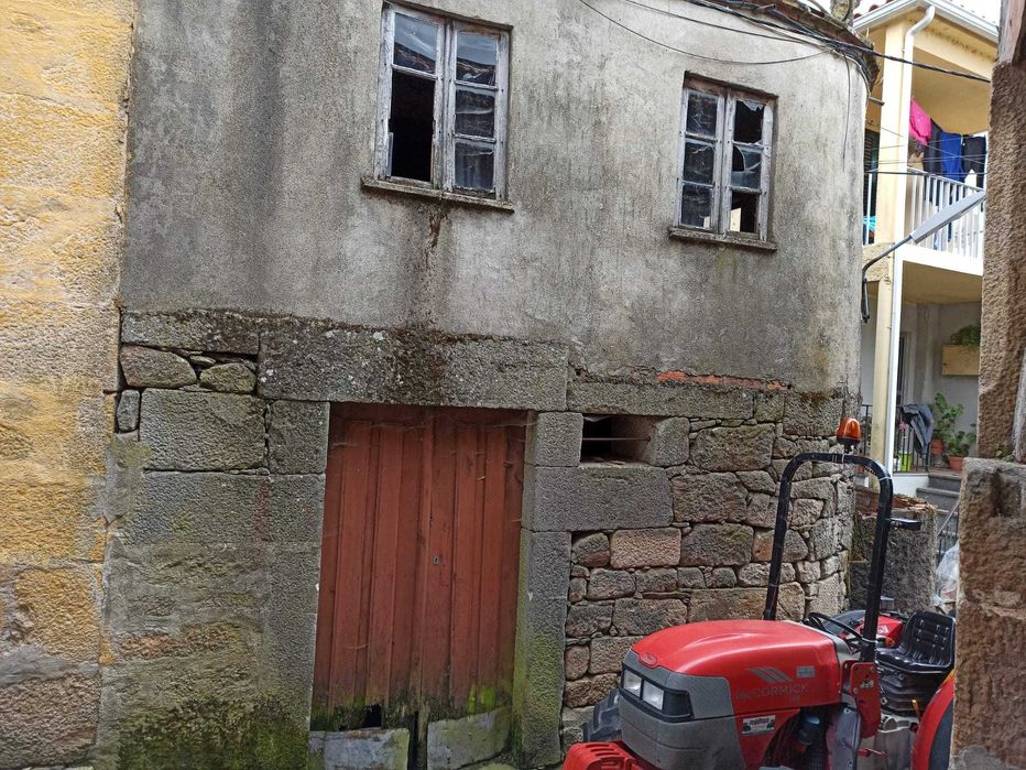 Casa para reconstrução em frente ao convento de Salzedas