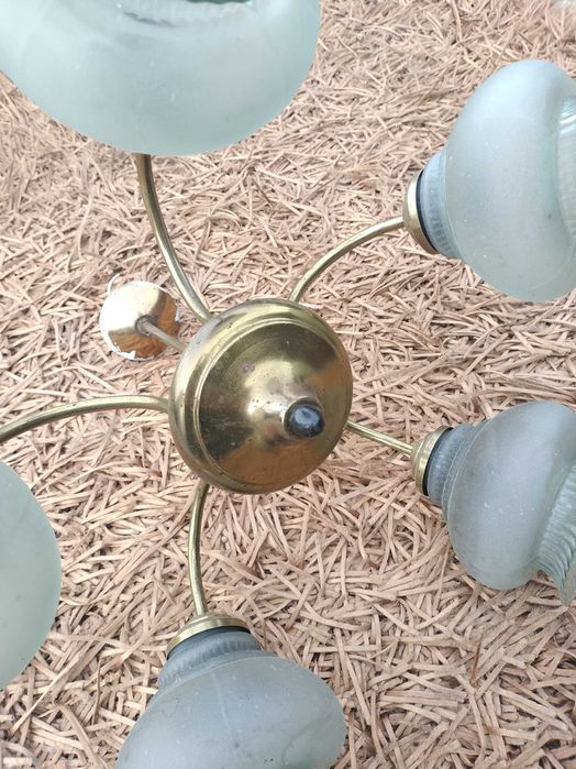 stary żyrandol ze szklanymi kloszami