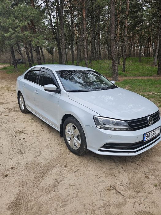 Продам свій автомобіль VW Jetta 2017 р.в. з пробігом всього 38 тис. км.  Стан нового авто! Я власник за тех.паспортом. Пробіг оригінальний 1000%, перевіряв перед покупкою з професійним автопідбірщиком, є відеозвіт. ДТП в США не серйозне, поверхневий удар в морду був, двигун не знімався, радіатори охолодження і кондиціонера стоять рідні, бампер рідний. Крім того, проводилась повна перевірка авто перед покупкою, кузов, помилки, робота двигуна, і т.д. Все без питань. При необхідності можу надати інформацію. Стан НОВОГО АВТОМОБІЛЯ без перебільшення. Колір авто просто вогонь, переливається на сонці. Кузов, салон, по техніці все в ідеальному стані. Після покупки авто перевірив ремінь ГРМ і замінив масло в двигуні і фільтри (масляний, паливний, повітряний і фільтр салону). Наступна заміна масла і фільтрів 40000 тис. 30.05.25 провів повне ТО системи кондиціонування, за 8 років пішло всього 75 гр фреону. Тепер кондиціонер прекрасно холодить. Ремінь ГРМ у відмінному стані. Наступна заміна ременя мінімум на 60 тис максимум 120 тис. в серпні 25р. купив новий акумулятор. Отрегулював світло, тепер галогенки світять вночі прекрасно і нікого не сліплять. Зимова з відмінним протектором. Два ключі, сервісна книжка. Є заводські доводчики скла. Авто, реально коштує своїх грошей. Вкладень не потребує абсолютно ніяких, я за цей рік обслужив авто повністю. Бажаючі придбати практично новий автомобіль телефонуйте, я з радістю розповім і покажу автомобіль.