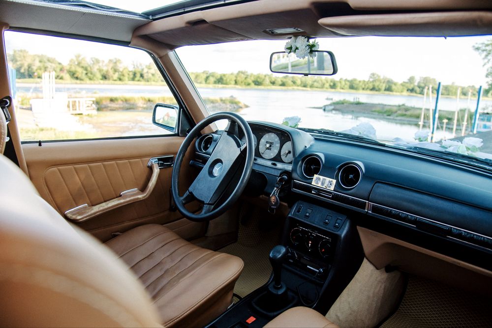 Czarny Mercedes w123
