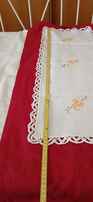 Naperon bordado e debruado a crochet
