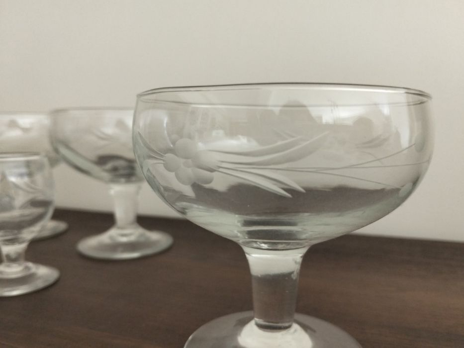 Copos com pé, com gravação muito delicada, antigos, estilo vintage