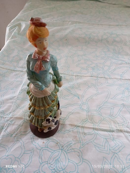 Boneca decorativa em barro