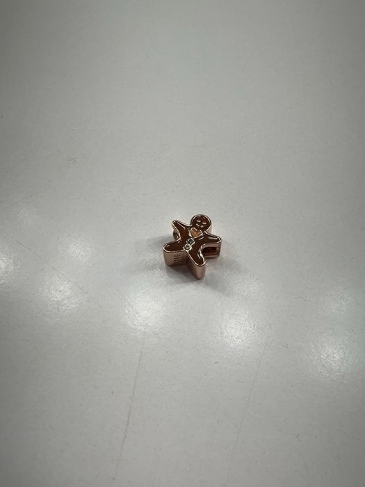 Świąteczny charms pierniczek