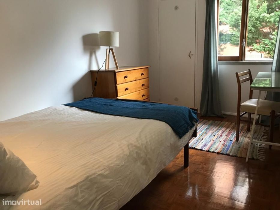 Quarto - localizado em Linda-a-Velha Lisbon