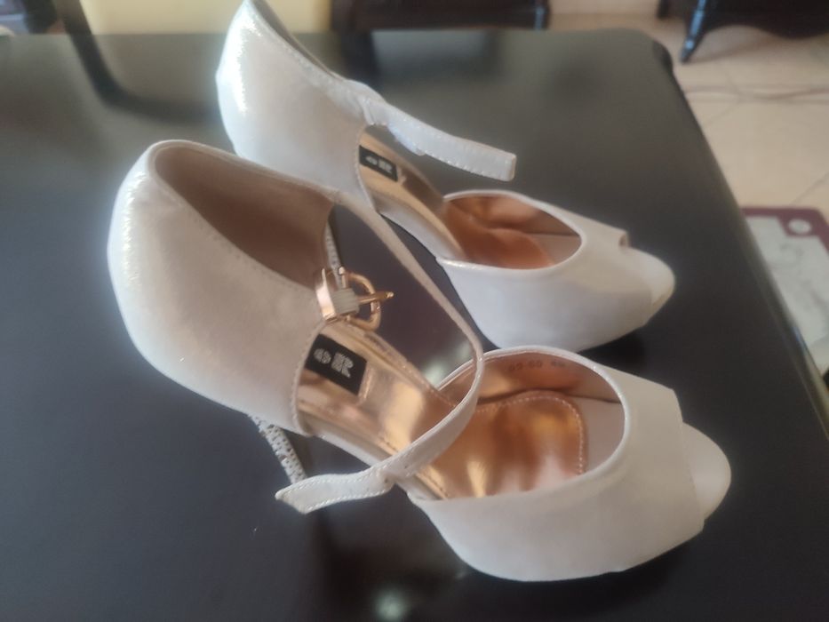 Eleganckie sandałki do kreacji weselnej