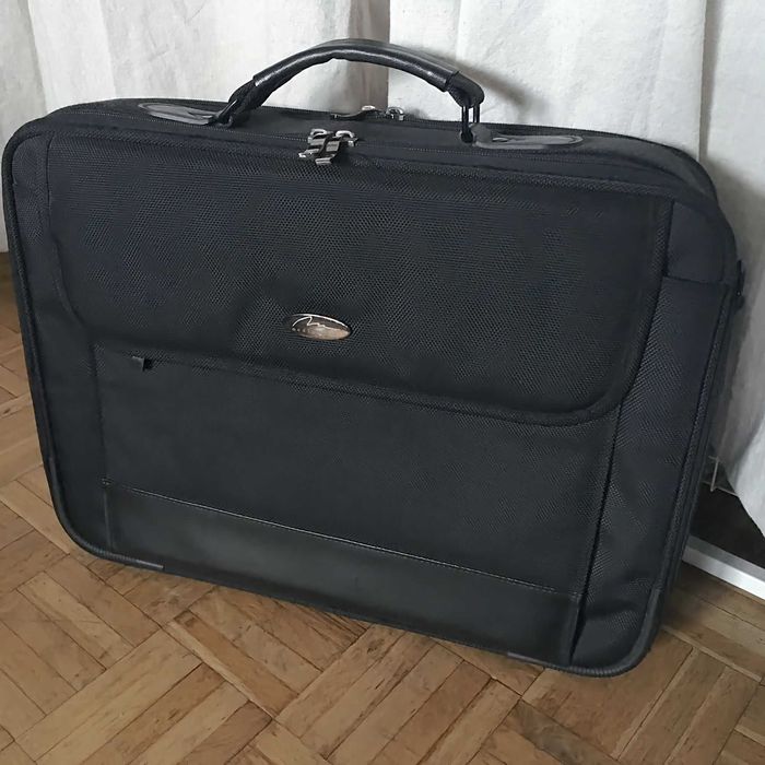 Teczka na laptop z przegródkami na dokumenty