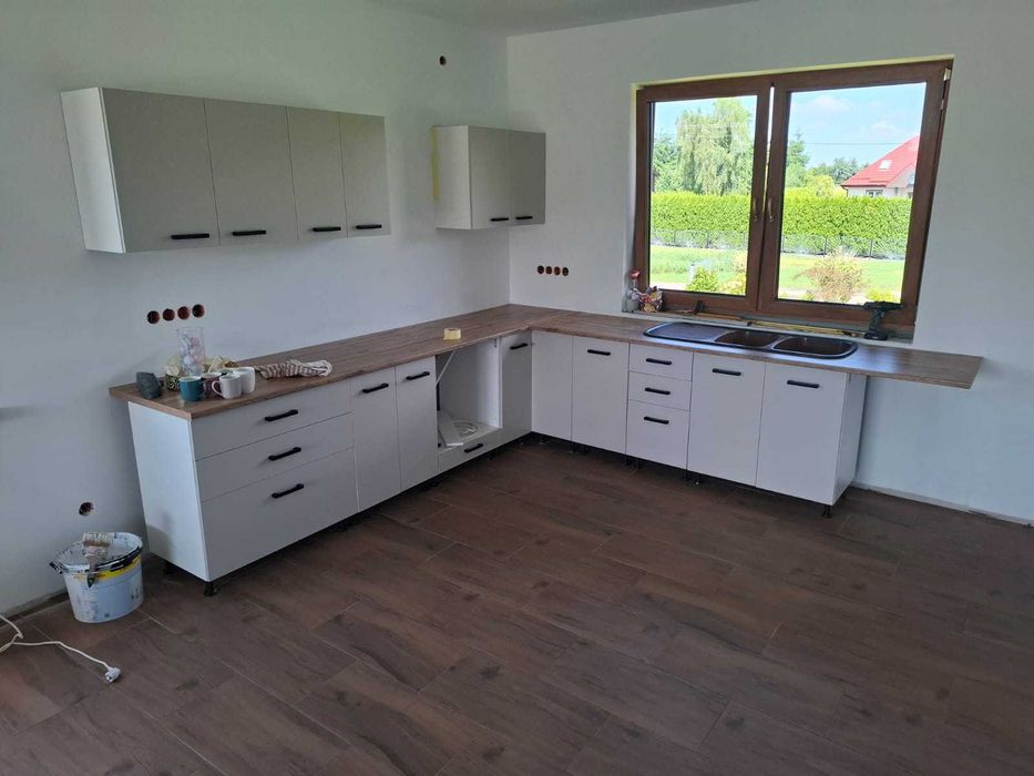 Wykonuje prace wykończeniowe remontowe