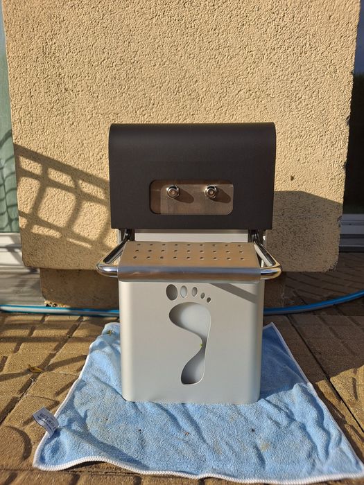 Dozownik urzadzenie do dezynfekcji stóp. Basen SPA