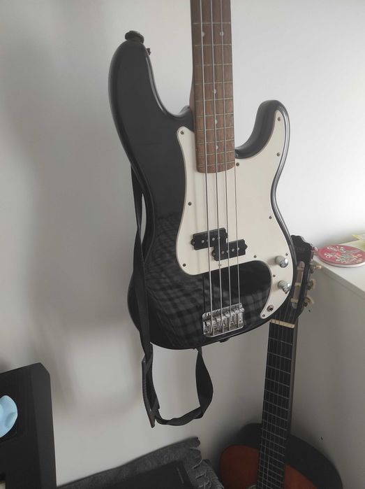 Pack Baixo Elétrico Squier Precision Bass + Amp Fender Rumble 15 + Cabos