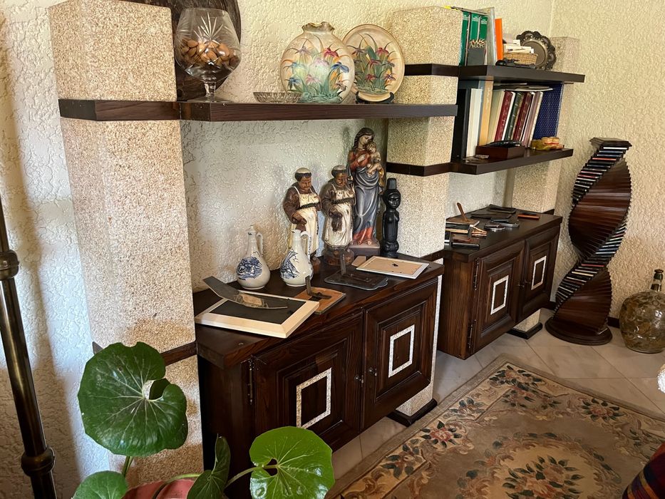 Estante em pedra e madeira maciça