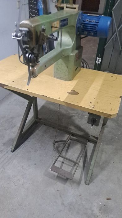 Maquina de calçado de bater costuras e meter fita. ACEITO PROPOSTAS DE PREÇO