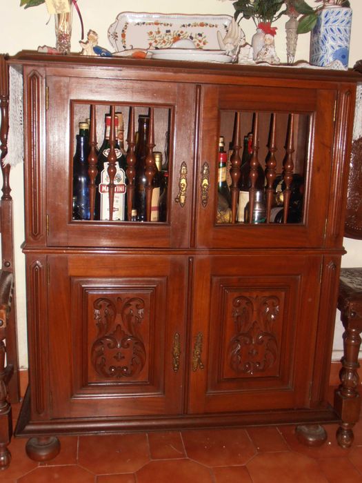 movel de sala com mesa de jantar e cadeiras