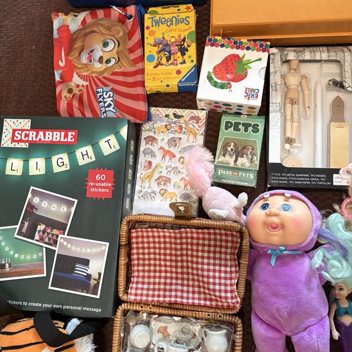 набор разнообразных игрушек