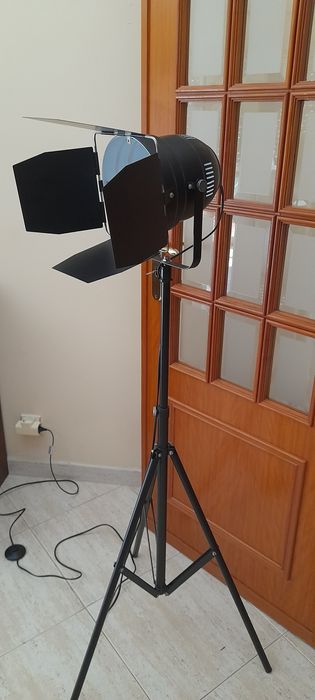 Candeeiro preto tripé