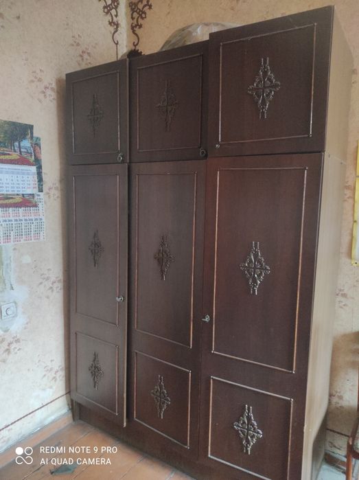 Шкаф плательный, трёхдверный.