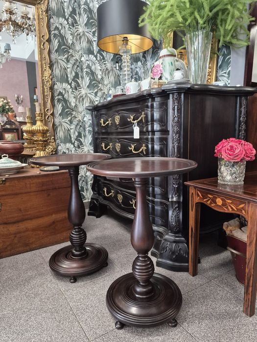 Par de Mesinhas de Apoio em Madeira Maciça.