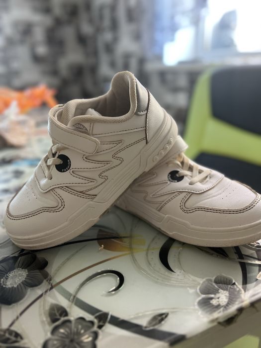 Продам кросівки підліткові