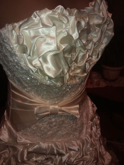 Свадебное платье с ыатой и аксессуарами.