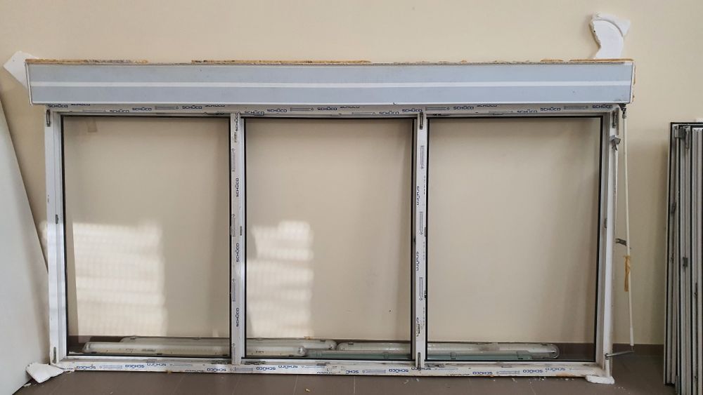 Okno trzyskrzydłowe symetryczne 2990x160 z roletą zewnętrzną nadstawną