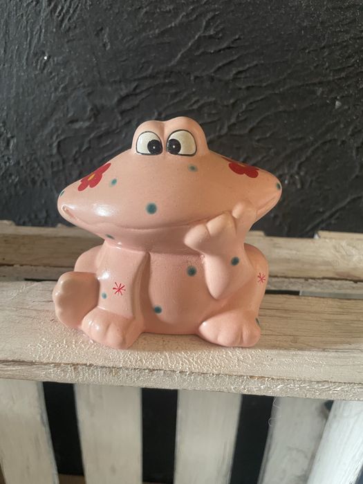 Ceramiczna figurka skarbonka różowa żabka