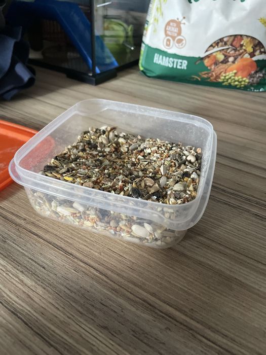Karma dla chomika + mały pojemnik innej karmy gratis