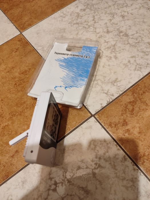 Термометр- гигрометр; часы