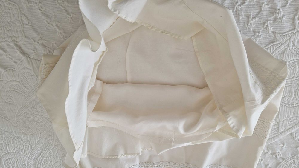 Saia branca, bordada com folhos e forrada, tamanho M