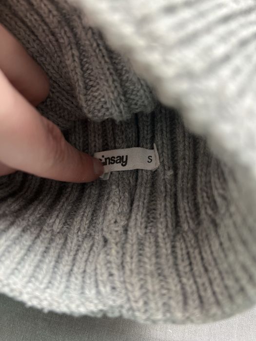 Шапка з пумпонами тепла