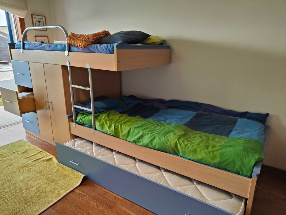 Mobília completa para quarto, com cama, beliche, cómoda e secretária