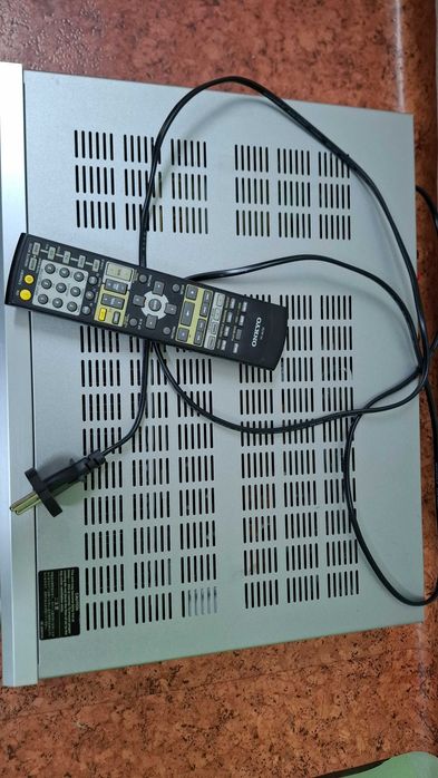 Amplituner ONKYO model TX-SR 506. Posiada wejścia i wyjście HDMI.