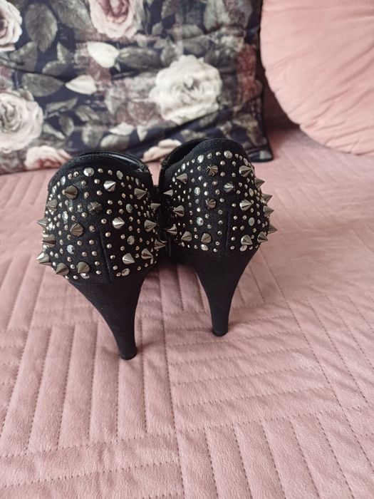 Szpilki damskie z ćwiekami