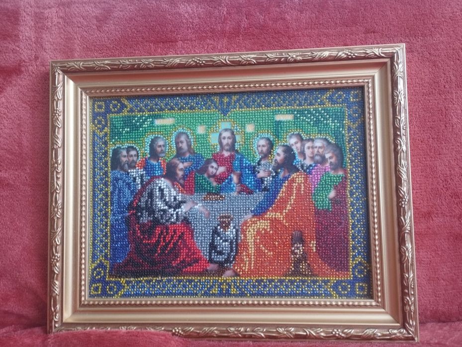 Obrazek jest haftowany koralikami.