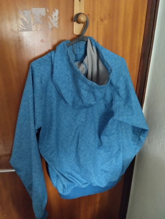 Casaca azul marinho com capuz