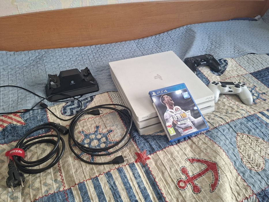 Sony PlayStation 4 Pro 1TB Glacier White белая модель (CUH-7116B) + 2 геймпада + Зарядка