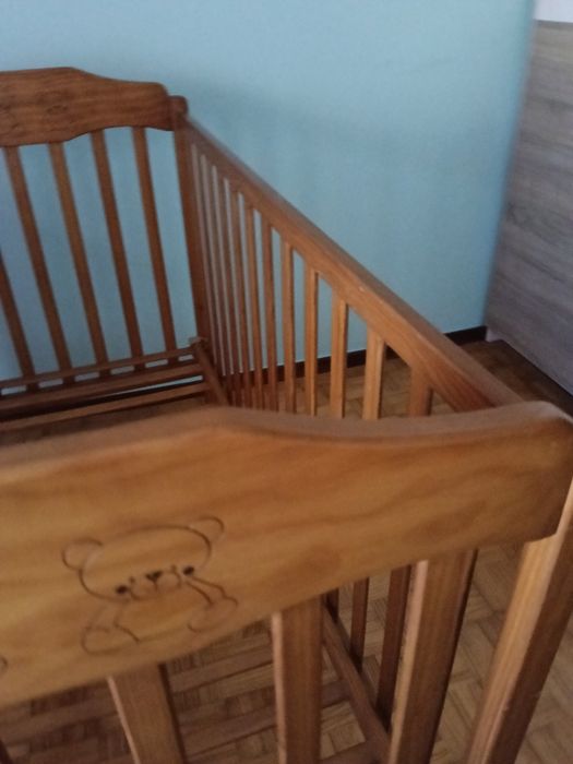 Cama de bebe de madeira