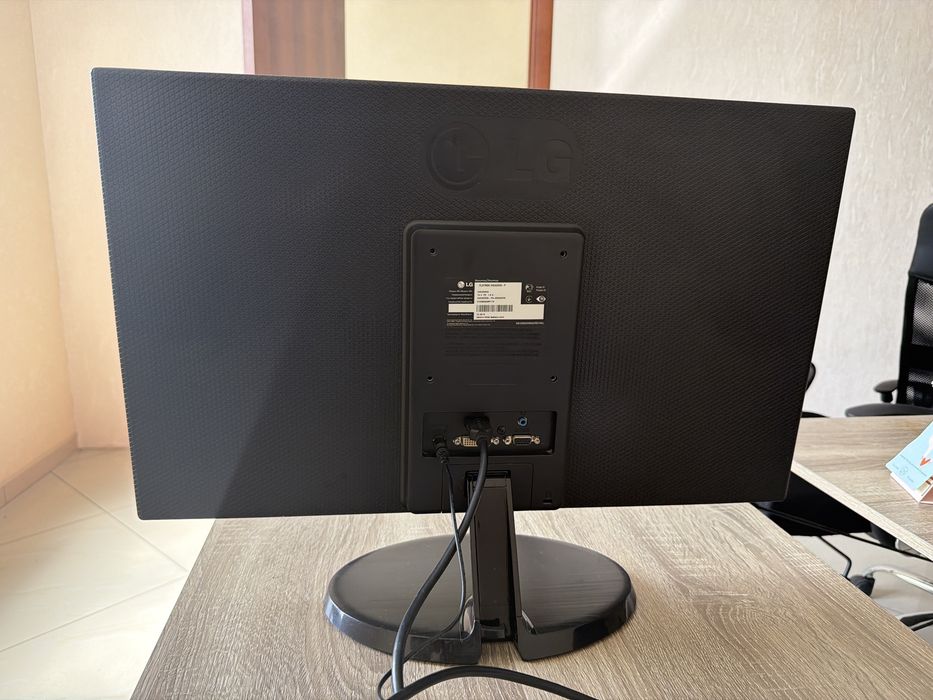 Монітор LG 24EA53T-P, два за 1000грн