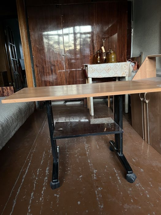 Столик на колесиках