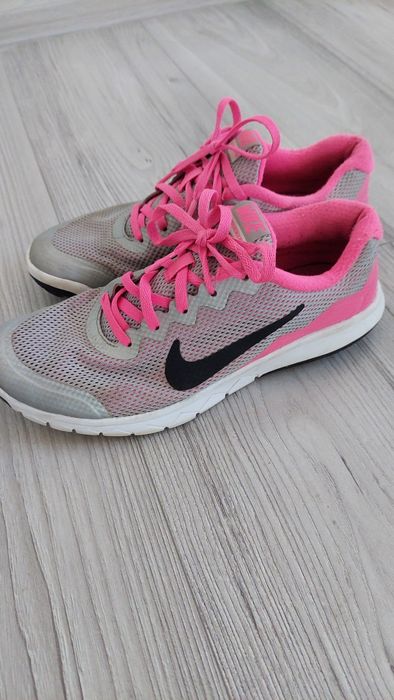 Легку кросівки Nike на весну