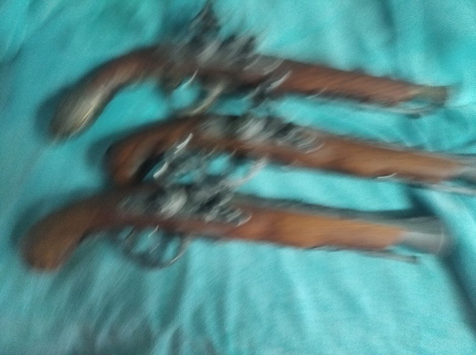 Magnífico expositor de Madeira e Latão com Replicas de Pistolas