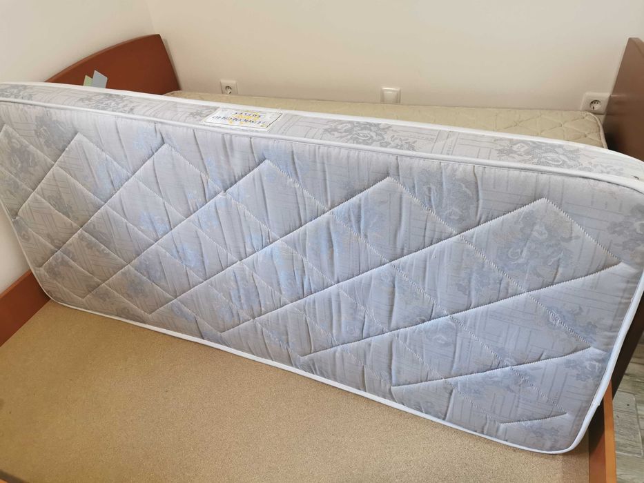 Cama com gavetão e colchões, em madeira