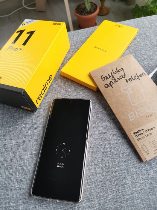 Telefon komórkowy z akcesoriami