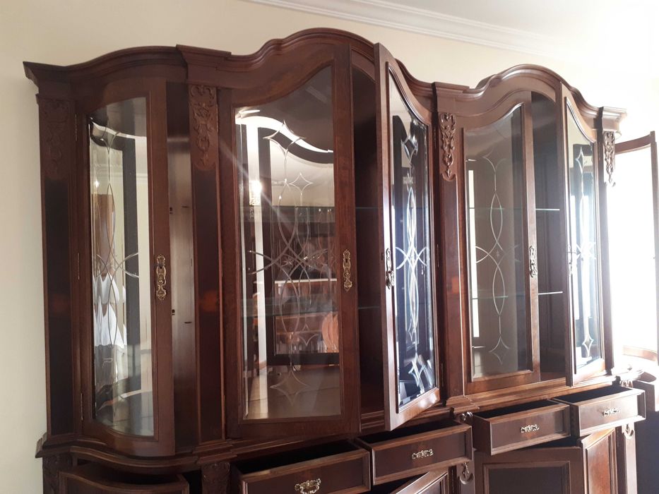 Móvel Cristaleira em Madeira Nogueira