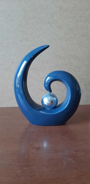 Ozdoba dekoracja rzeźba ceramiczna abstrakcja granatowa, srebrna kula