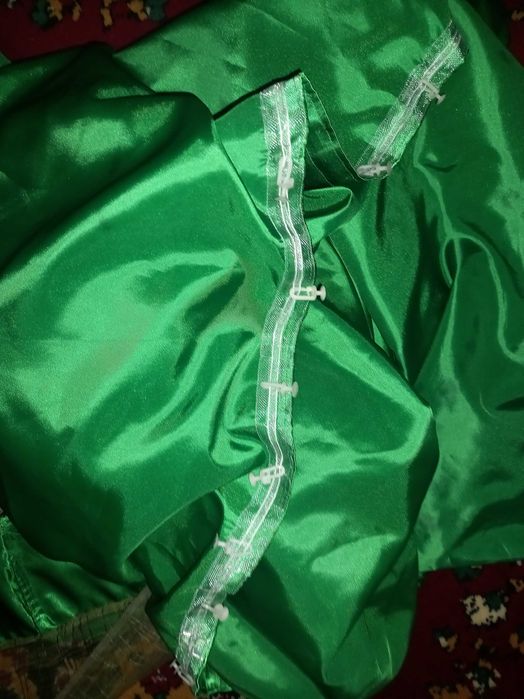 Продам ярко зеленую штору из двух частей