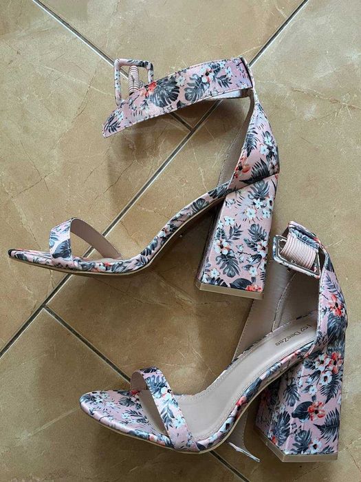 Босоніжки у квіточки