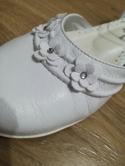 Białe buty komunijne, baleriny, z małym obcasem, rozmiar 32, Zarro