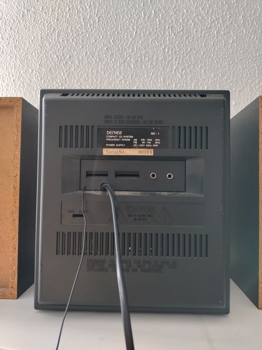 Rádio com leitor de DVD e cassetes de áudio com duas colunas