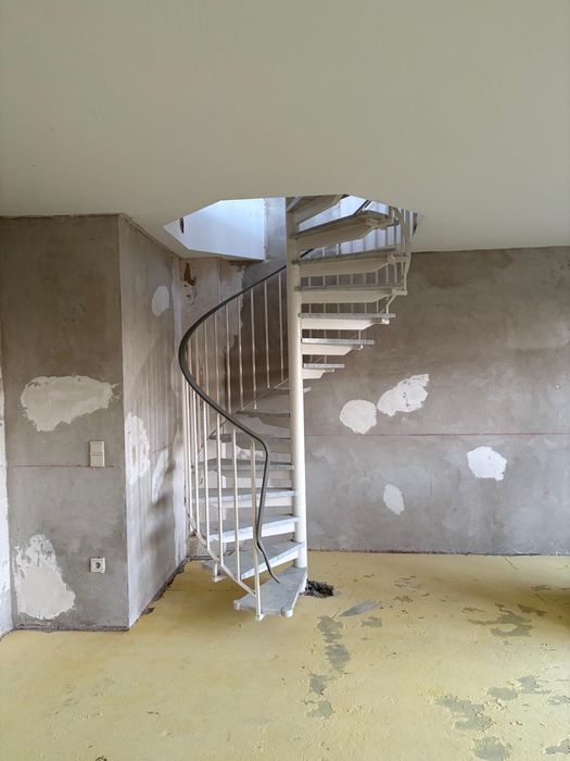 Schody spiralne wewnętrzne z marmurowymi stopniami - okazja!