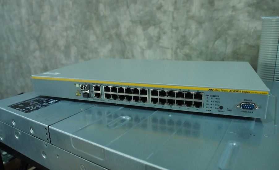 Коммутатор/свич управляемый Allied Telesis AT-8000S/24